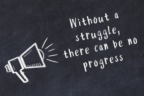 Меловой динамик и мудрая цитата на черном столе