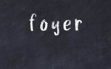 Üzerinde antresi yazan tebeşir masası.