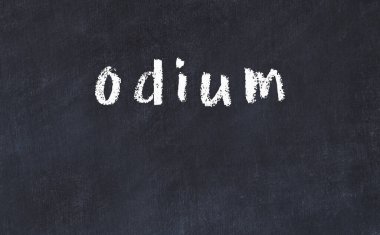 Üzerinde odyum yazılı siyah karatahta