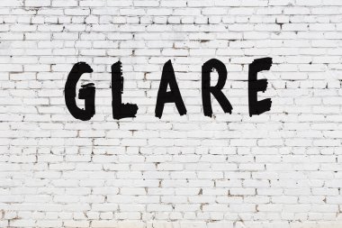 Üzerinde siyah boya olan beyaz bir duvar.