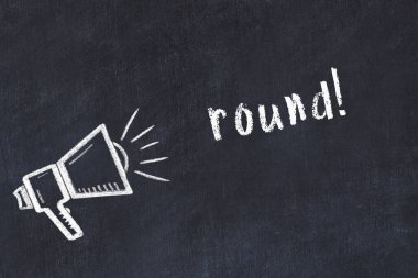 Tebeşir hoparlörü ve siyah karatahtaya yazı.