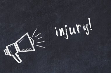 Tebeşir hoparlörü ve yazı tahtasındaki yaralanma.