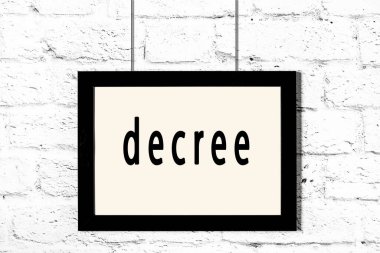 Beyaz tuğla duvarda asılı siyah çerçeve.