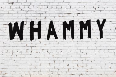 Üzerinde siyah boya yazan beyaz bir duvar.