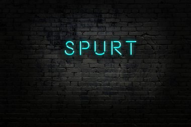Üzerinde yazı olan neon işareti tuğla duvara sıçramış.
