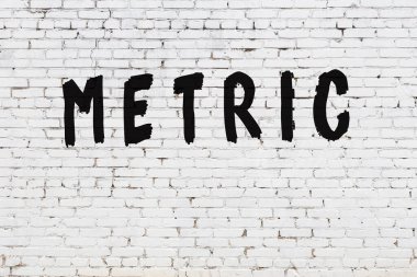 Üzerinde siyah boya ölçüsü olan beyaz duvar.