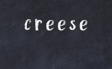 Üzerinde yazı olan siyah karatahta.