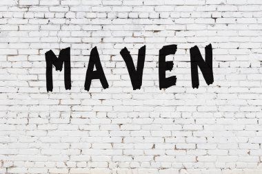 Üzerinde siyah boya olan beyaz duvar.