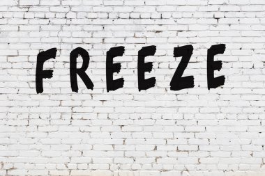 Kelimeler beyaz tuğla duvarda donar