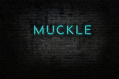 Duvara yazı yazan neon işareti.