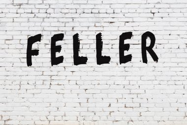 Üzerinde siyah boya olan beyaz duvar.