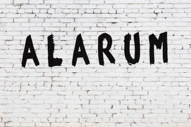 Üzerinde siyah boya uyarısı olan beyaz duvar.