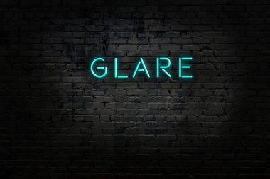 Tuğla duvardaki neon ışıklarının gece görüşü