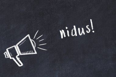 Tebeşir hoparlörü ve yazı tahtası üzerinde nidus.