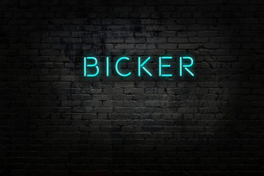Tuğla duvardaki neon ışıklarının gece görüşü