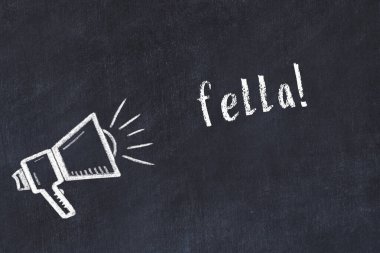 Hoparlör ve yazıtlardan oluşan tebeşir kırıntısı.