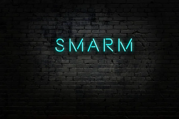 Duvara yazı yazan neon levhası.