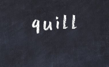 Kolej tebeşiri masasında üzerinde tüy kalemi yazılı.