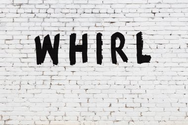 Üzerinde siyah boya yazılı beyaz duvar fırıl fırıl dönüyor.