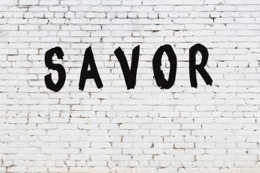 Kelimeler beyaz tuğla duvara yazıldı.