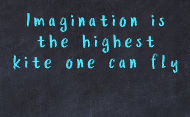 Üzerinde bilge yazılar olan siyah karatahta.