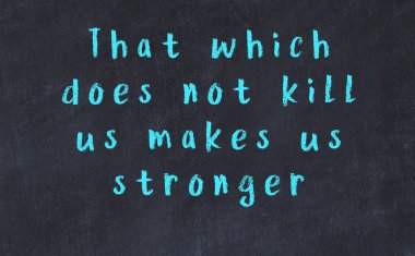 Siyah masadaki akıllı alıntıların tebeşiri.