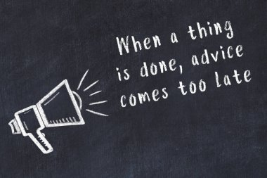 Siyah masaya hoparlör ve motivasyonel alıntının tebeşir çizimi