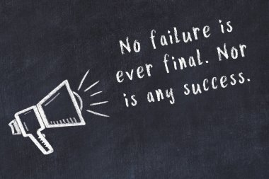 Tebeşir hoparlörü ve siyah masada akıllıca bir alıntı.