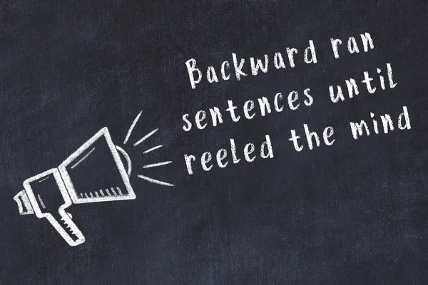 Крейдовий ескіз гучномовця на чорному столі та рухома цитата — стокове фото