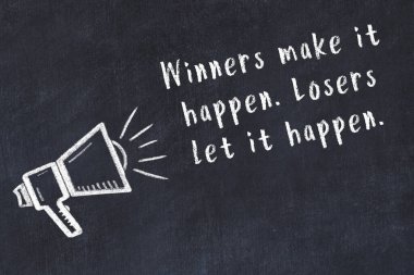 Tebeşir hoparlörü ve siyah masada akıllıca bir alıntı.