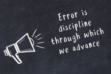 Tebeşir hoparlörü ve siyah masada akıllıca bir alıntı.