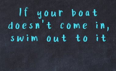 Siyah masadaki akıllı alıntıların tebeşiri.