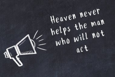 Siyah masaya hoparlör ve motivasyonel alıntının tebeşir çizimi