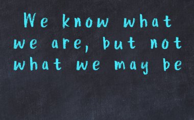 Siyah masadaki akıllı alıntıların tebeşiri.