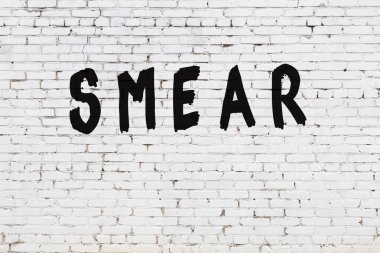 Üzerinde siyah boya lekesi olan beyaz duvar.