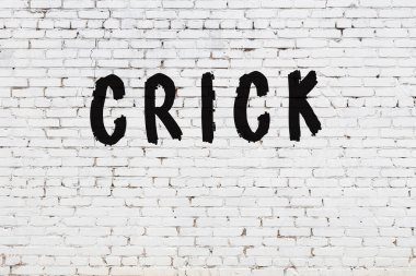 Kelime kirişi beyaz tuğla duvara boyanmış.