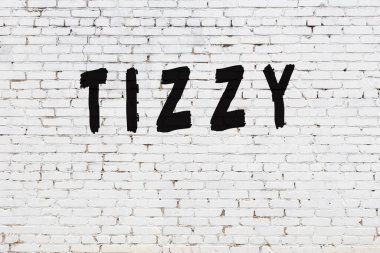 Üzerinde siyah boya olan beyaz duvar tizzy.