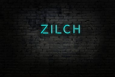 Tuğla duvara yazı kazınmış neon levhası