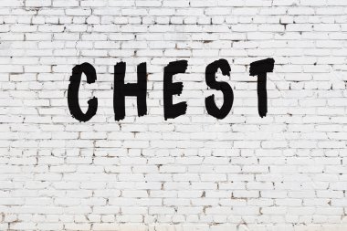 Üzerinde siyah boya sandığı olan beyaz duvar.