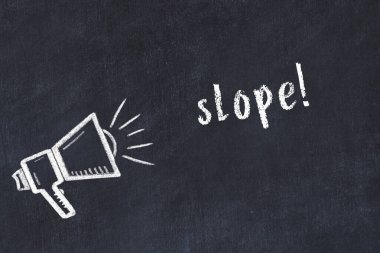 Tebeşir hoparlörü ve siyah karatahtaya yazılan yamaç