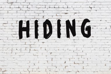 Kelimeler beyaz tuğla duvarda saklanıyor