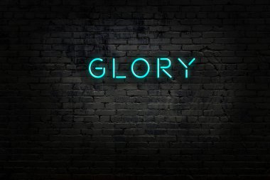 Duvara yazı kazınmış neon levhası