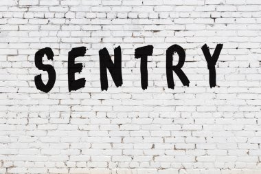 Siyah boyalı nöbetçi beyaz duvar.