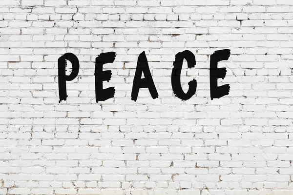 Palabra de paz pintada en pared de ladrillo blanco —  Fotos de Stock
