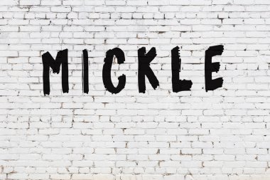 Kelimeler beyaz tuğla duvara boyanmış.