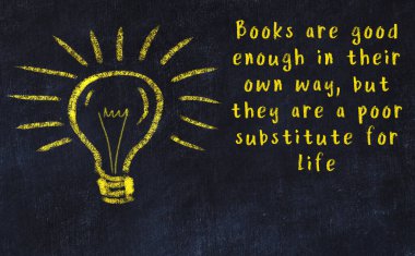 Fikir üretme kavramı. Ampulün tebeşir çizimi. Boşluğu kopyala