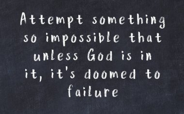 Üzerinde bilge yazılar olan siyah karatahta.