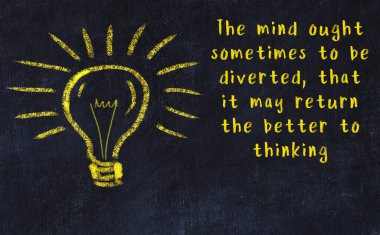 Fikir üretme kavramı. Ampulün tebeşir çizimi. Boşluğu kopyala