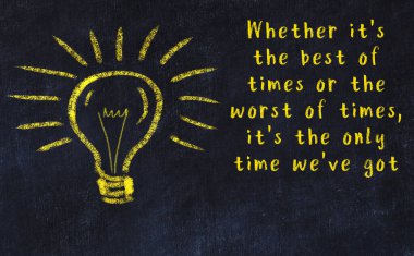 Fikir üretme kavramı. Ampulün tebeşir çizimi. Boşluğu kopyala