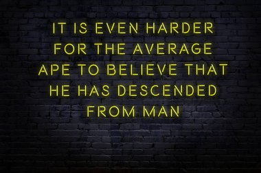 Zekice ve motive edici bir alıntı. Tuğla duvarda neon işareti